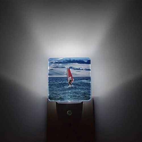 Ноќна светлина за деца, модерно сурфање со едриличар во морето во сино небо предводена ноќна светлина во wallидот со светло